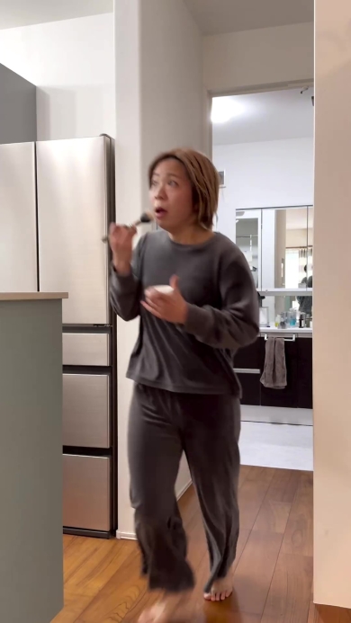 メイクをする女性