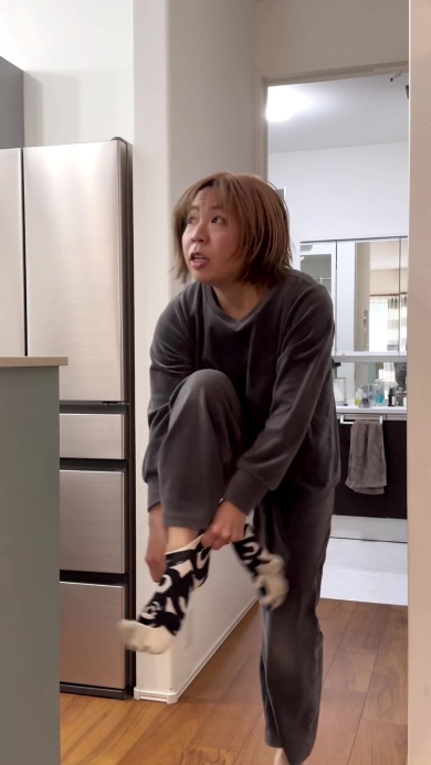 靴下を履く女性