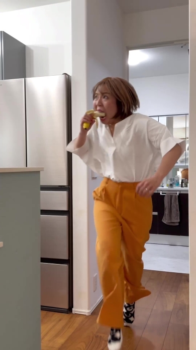 バナナをかじる女性