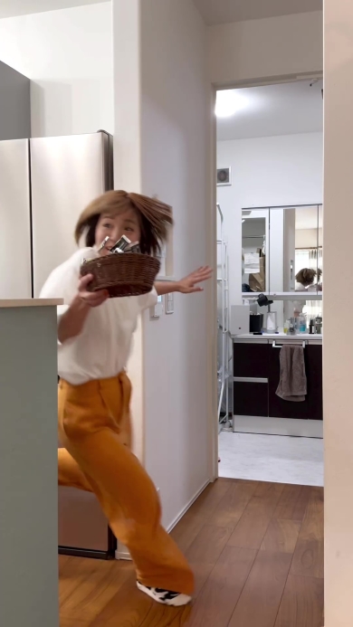 お菓子を運ぶ女性