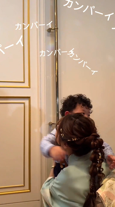 息子くんを抱きしめるお母さん