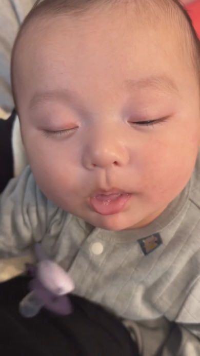 おしゃぶり落として笑う赤ちゃん