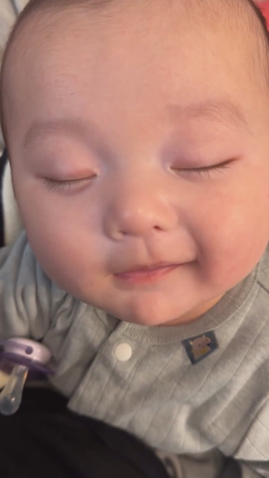 おしゃぶり落として笑う赤ちゃん