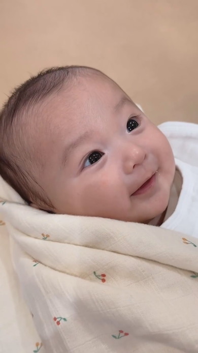 にっこりとほほ笑む赤ちゃん