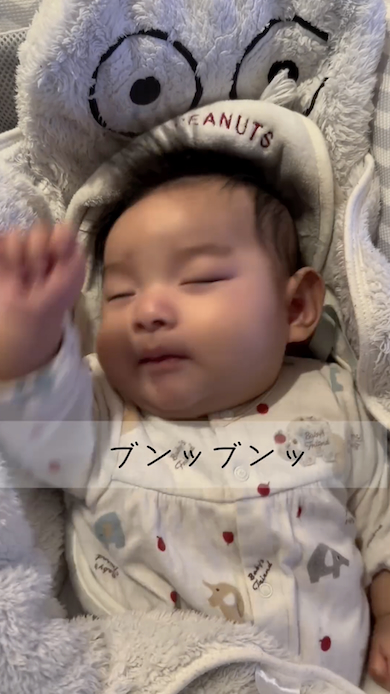 入眠儀式として首を振る赤ちゃん
