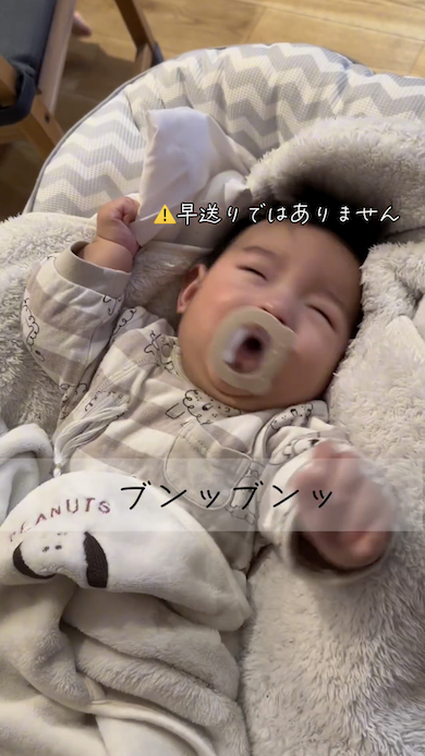 入眠儀式として首を振る赤ちゃん
