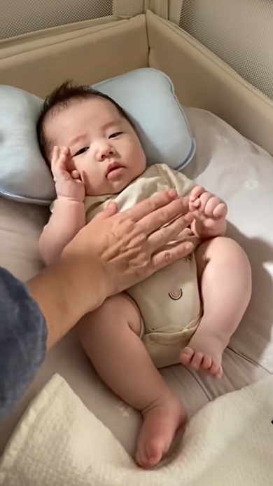 眠くないことに気付き寝かしつけようとする親に目で訴える赤ちゃん