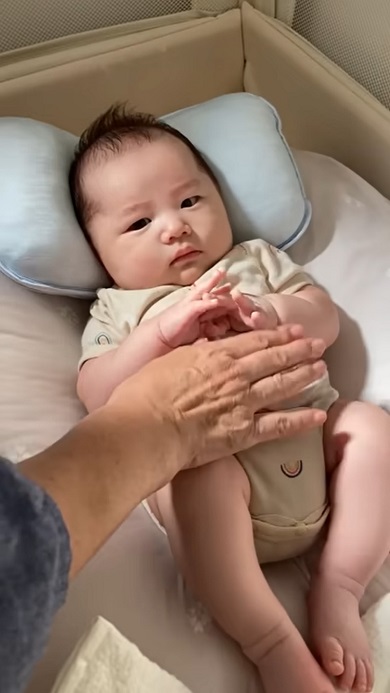 眠くないことに気付き寝かしつけようとする親に目で訴える赤ちゃん