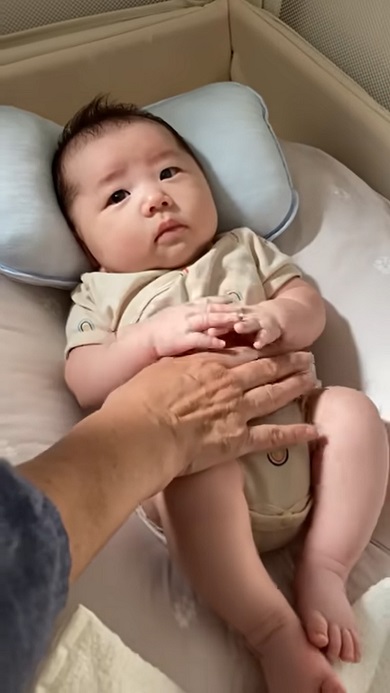 眠くないことに気付き寝かしつけようとする親に目で訴える赤ちゃん