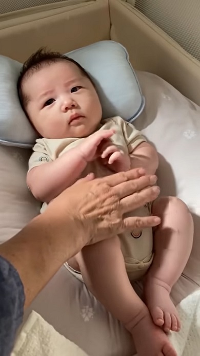 眠くないことに気付き寝かしつけようとする親に目で訴える赤ちゃん