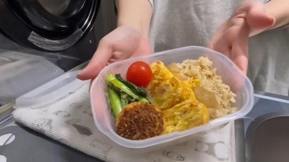 「カニカマ玉子焼き」と「小松菜と干しエビのオイスターソース炒め」が入った弁当を作る様子