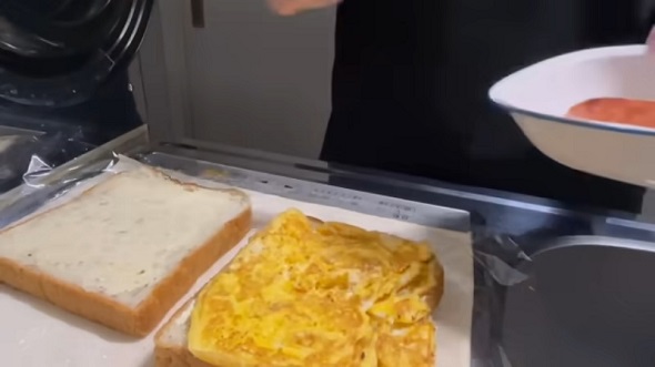 ランチョンミートと玉子焼き、キャベツを食パンで挟んで「スパムサンド」を作る様子
