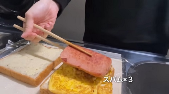 ランチョンミートと玉子焼き、キャベツを食パンで挟んで「スパムサンド」を作る様子