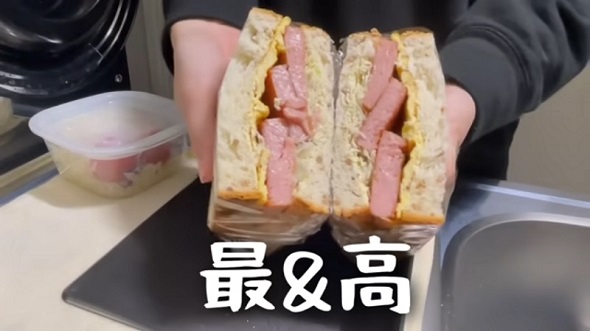 ランチョンミートと玉子焼き、キャベツを食パンで挟んで「スパムサンド」を作る様子