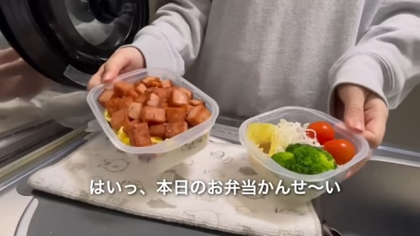 刻み海苔と炒り玉子、焼いたサイコロ状のランチョンミートを乗せて「スパム丼」を作る様子