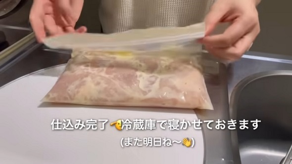 鶏のむね肉を酒と塩こうじ、マヨネーズに漬ける様子