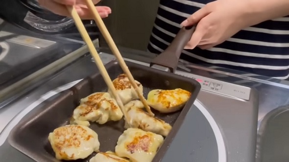 焼いたむね肉を「枝豆入りオムレツ」などと一緒に容器へ詰め込む