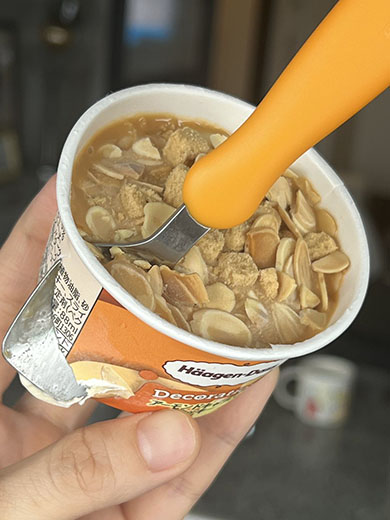 ハーゲンダッツに豪快にスプーンを差したところ