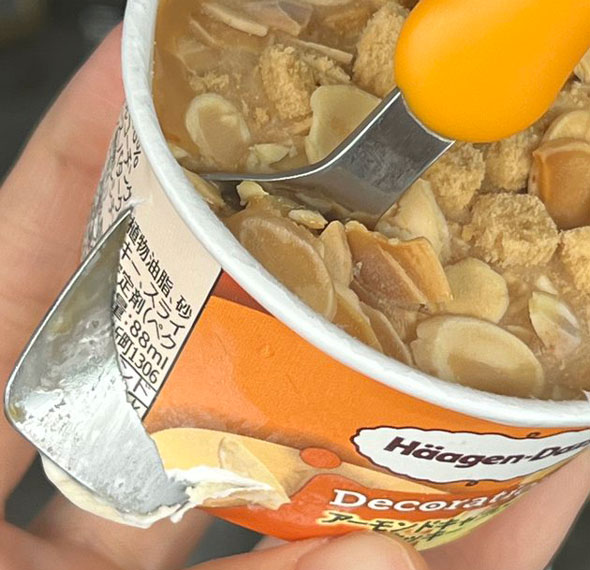 ハーゲンダッツに豪快にスプーンを差したところのアップ