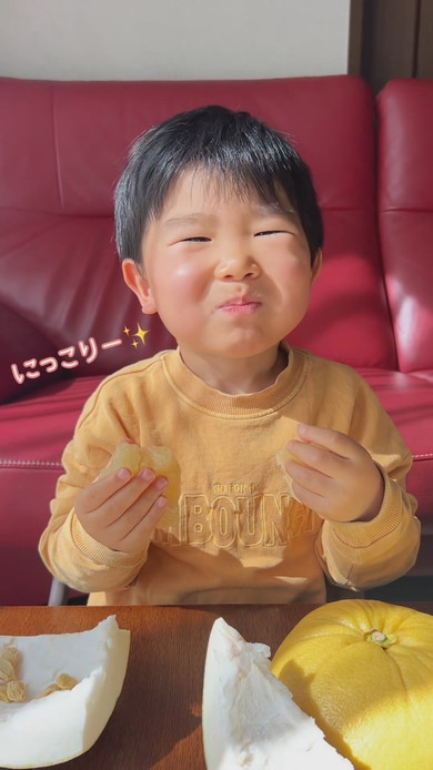 ばんぺいゆを食べる3歳の男の子