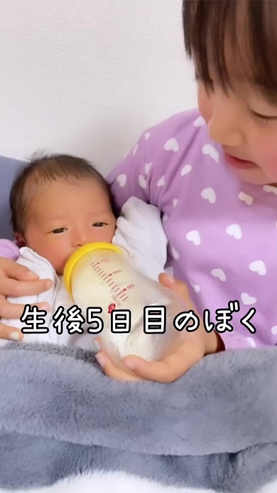 生後5日の弟に初めて自分でミルクを飲ませるお姉ちゃん