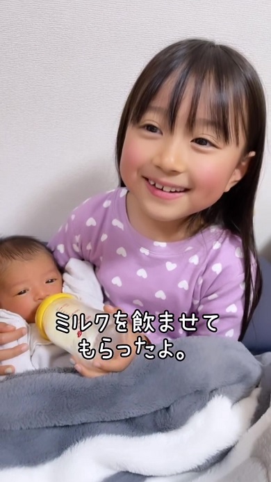 生後5日の弟に初めて自分でミルクを飲ませるお姉ちゃん