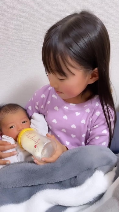 生後5日の弟に初めて自分でミルクを飲ませるお姉ちゃん
