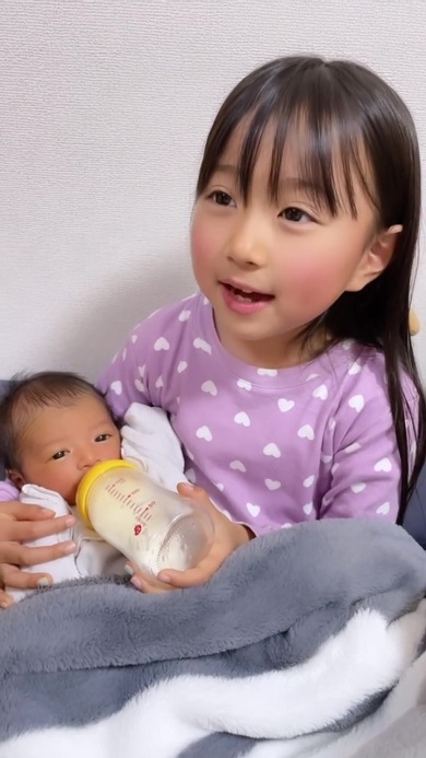 生後5日の弟に初めて自分でミルクを飲ませるお姉ちゃん