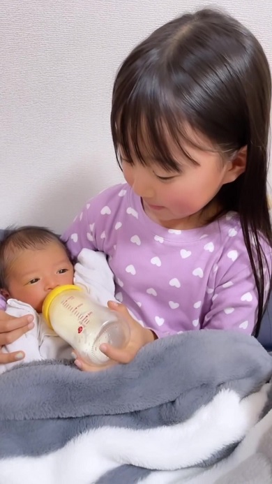 生後5日の弟に初めて自分でミルクを飲ませるお姉ちゃん