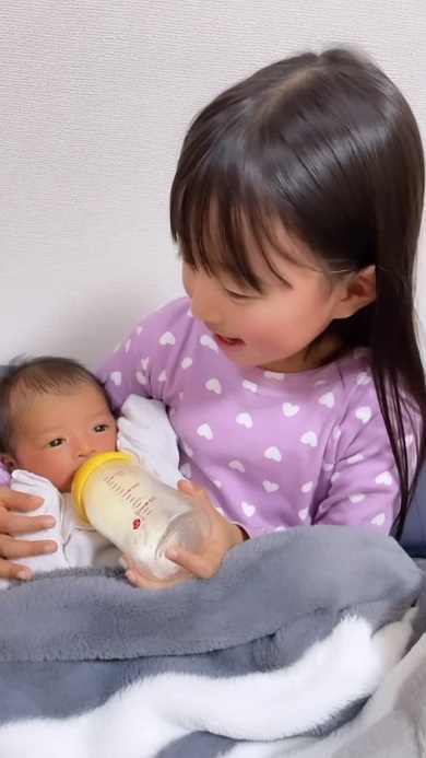 生後5日の弟に初めて自分でミルクを飲ませるお姉ちゃん