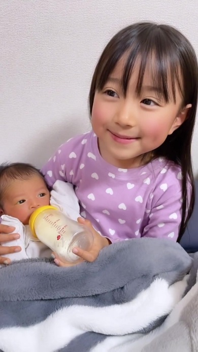 生後5日の弟に初めて自分でミルクを飲ませるお姉ちゃん
