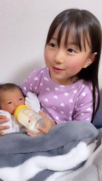 生後5日の弟に初めて自分でミルクを飲ませるお姉ちゃん