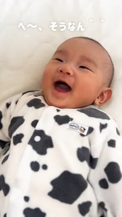 ママと自分にしか分からない秘密の会話を楽しむ赤ちゃん