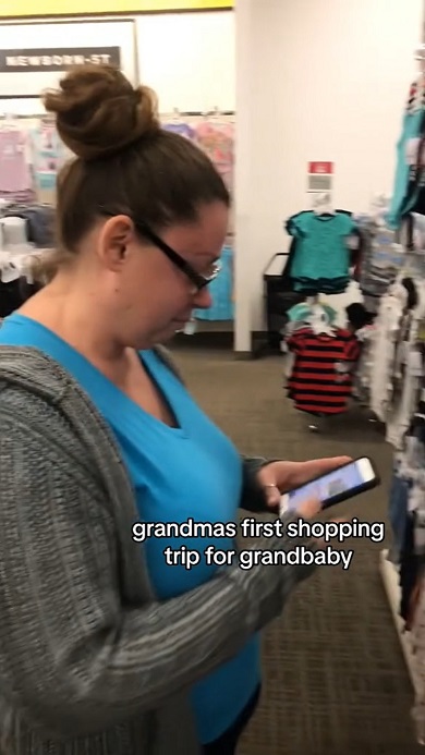人生初となる孫のための買い物中に涙してしまうおばあさん