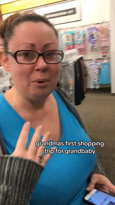 人生初となる孫のための買い物中に涙してしまうおばあさん