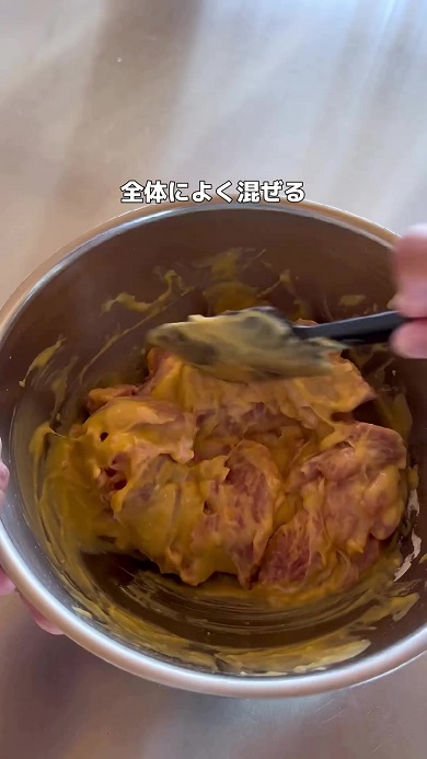 ザクザクチキンを作るため、肉の全体に漬け衣を付ける