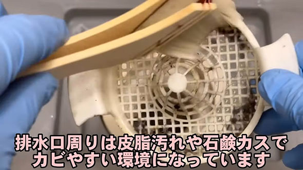 キッチンブリーチのジェルを排水口に塗る