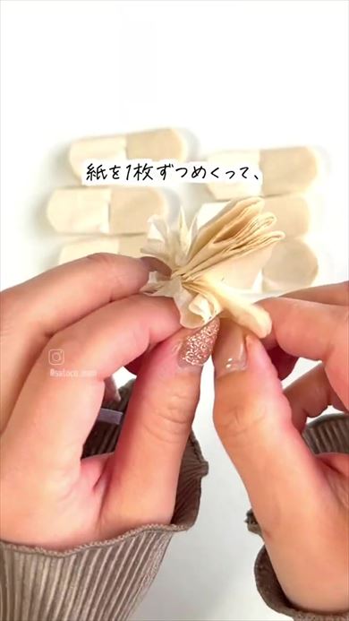 ペーパーナプキンをめくる画像