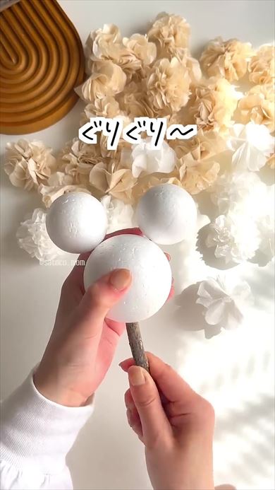 球体に木の枝を刺す画像