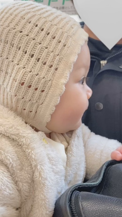 たまたまお隣の女の子と初のガールズトークをする赤ちゃん