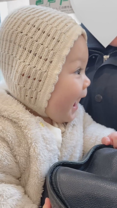 たまたまお隣の女の子と初のガールズトークをする赤ちゃん