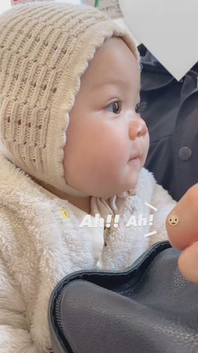 たまたまお隣の女の子と初のガールズトークをする赤ちゃん