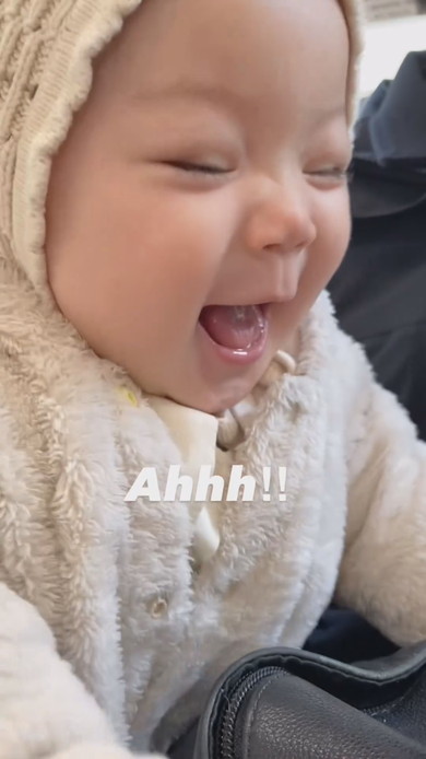 たまたまお隣の女の子と初のガールズトークをする赤ちゃん