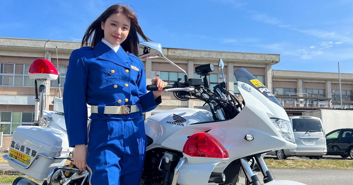 富山県警のX投稿に登場の女性白バイ隊員に過去一注目集まる