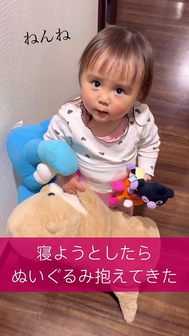 たくさんのぬいぐるみを連れて眠ろうとする娘