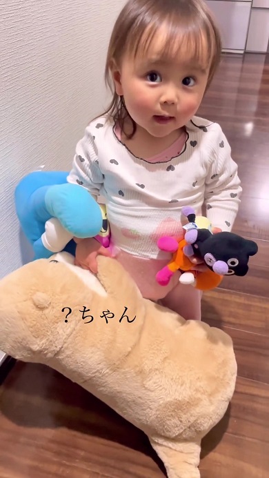 娘の発音が聞き取れず連れてきたぬいぐるみの名前が分からない場面