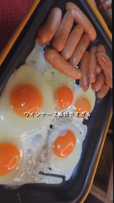 理想の朝ごはんを作って食べる女優のこぴさんの様子