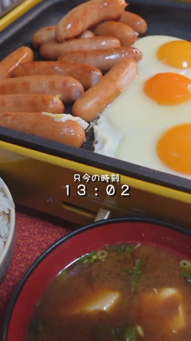 理想の朝ごはんを作って食べる女優のこぴさんの様子