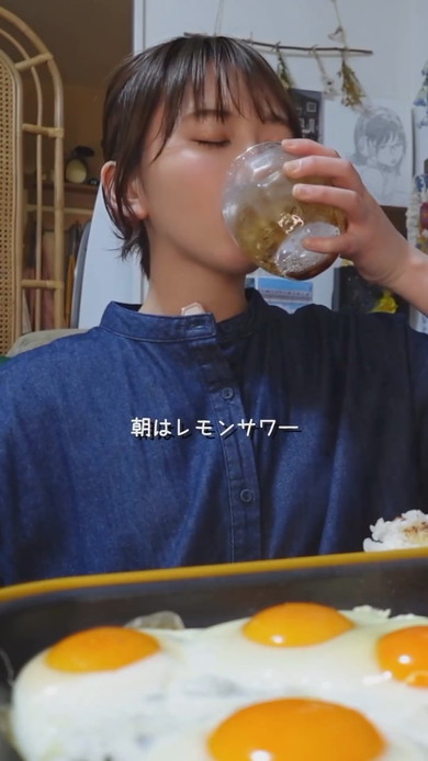 理想の朝ごはんを作って食べる女優のこぴさんの様子