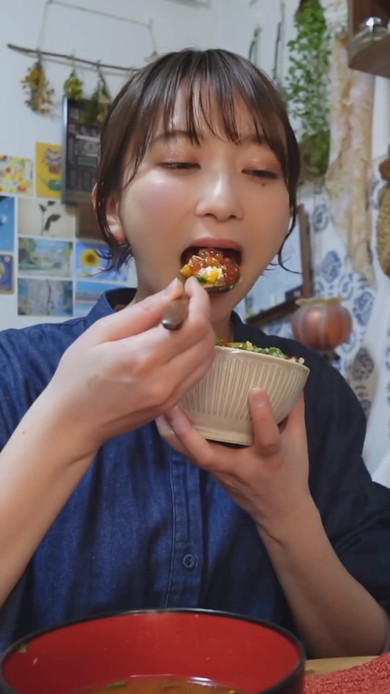 理想の朝ごはんを作って食べる女優のこぴさんの様子